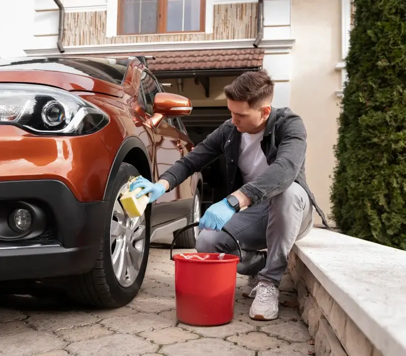 Lavage auto à domicile Arcens : professionnel intervenant sur un véhicule